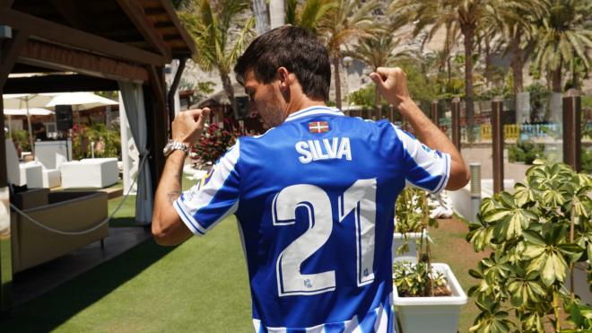 David Silva posa con la camiseta de la Real Sociedad.
