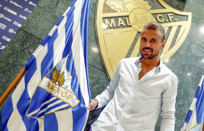 Orlando Sá, junto a la bandera de su nuevo equipo (Foto: Málaga CF).