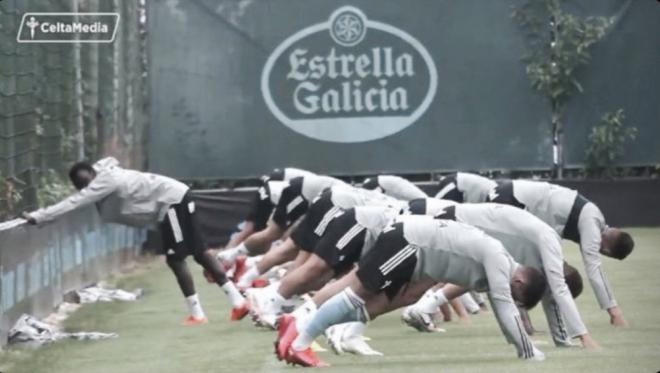 Pione Sisto estirando al revés que el resto de la plantilla (Foto: RCCV).