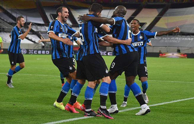 Los jugadores del Inter celebran un gol.