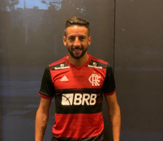 Mauricio Isla, con los colores del Flamengo.