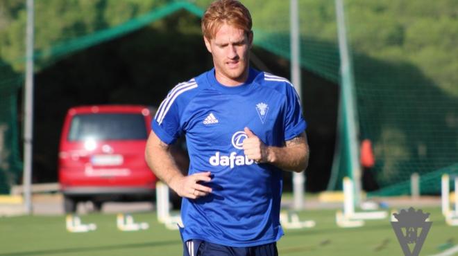 Álex Fernández, durante un entrenamiento con el Cádiz (Foto: CCF).