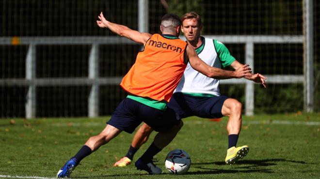 Joseba Zaldua y Nacho Monreal, en el entrenamiento de Zubieta (Foto: Real Sociedad).