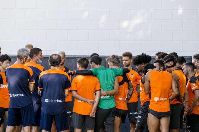 Charla de grupo antes de comenzar el entrenamiento (Foto: Valencia CF)