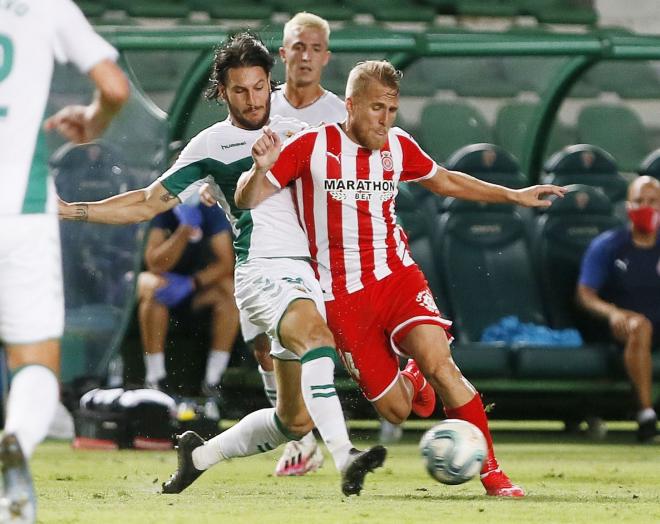 Juan Cruz y Samu Saiz luchan un balón (FOTO: EFE).