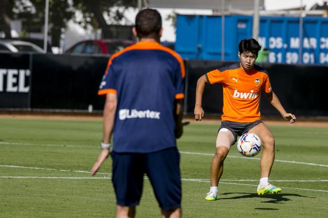 Kangin Lee, durante un entrenamiento del Valencia CF (Foto: Valencia CF)