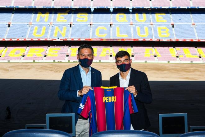 Pedri posa junto a Bartomeu con la camiseta del Barcelona.