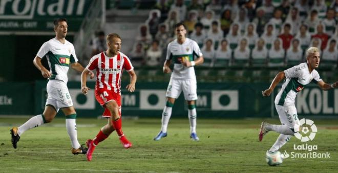 Samu Saiz busca el pase durante el partido.