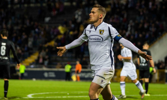 Toni Martínez celebra un gol con el Famalicao.