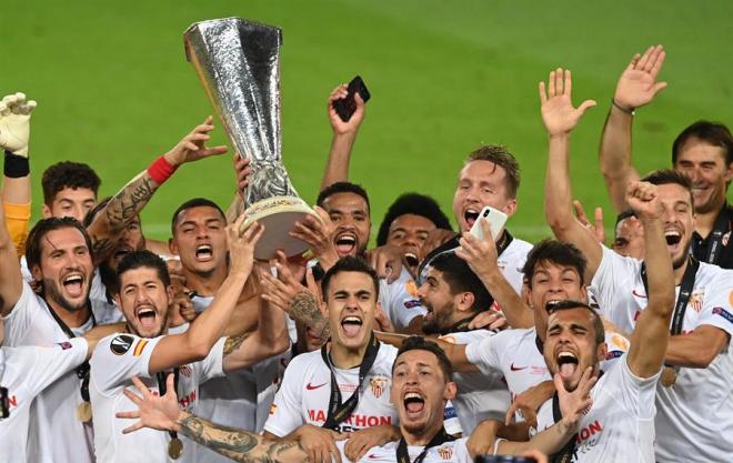 Los jugadores del Sevilla levantan la copa de campeones de la Europa League.
