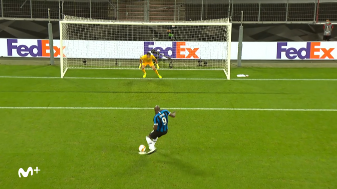 Lukaku lanza el penalti contra el Sevilla en la final de la Europa League.