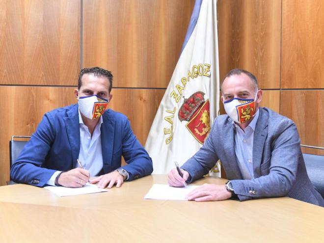 Baraja, nuevo entrenador del Real Zaragoza, firma su contrato junto al presidente (Foto: ZGZ).