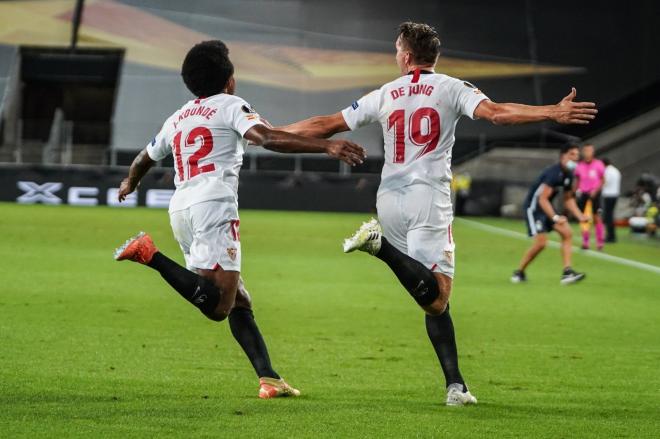 Jules Koundé y Luuk de Jong celebran un gol del Sevilla FC en la final de Europa League (Foto: SFC