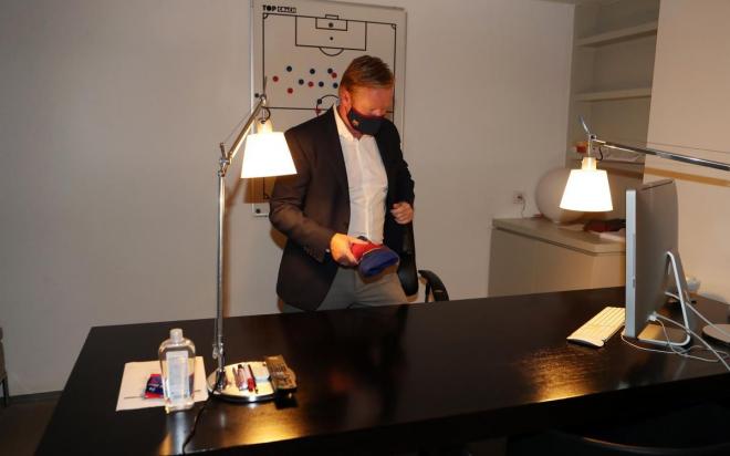 Koeman, en su nuevo despacho (Foto: FCB).