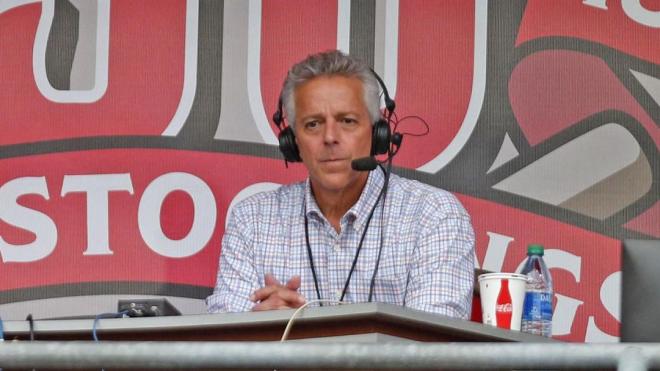 Thom Brennaman, el autor del comentario homófobo, durante una retransmisión.