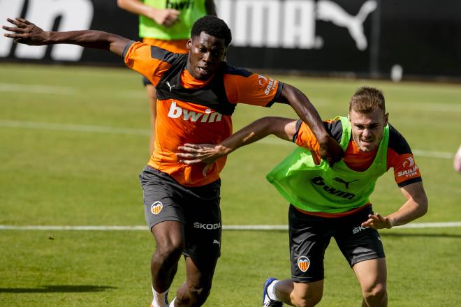 Yunus Musah pelea con Lato. (Foto: Valencia CF)