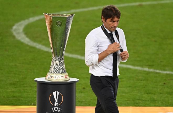 Antonio Conte pasa al lado del trofeo de la Europa League (Foto: EFE).