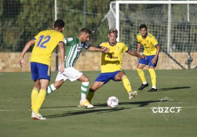 El bético Joaquín intenta marcharse de un rival (Foto: Cádiz CF).