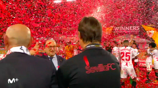 Julen Lopetegui, junto a Monchi, se dispone a abrazarse con el presidente del Sevilla tras ganar la Europa League.