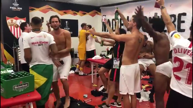 Celebración del Sevilla en el vestuario tras ganar la Europa League con la canción de El Dipy.
