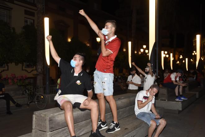 Aficionados del Sevilla celebrando en Puerta Jerez (Foto: Kiko Hurtado).