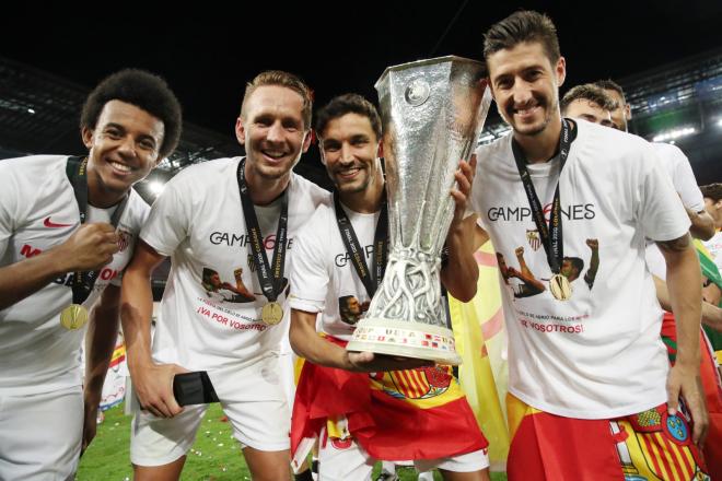 Los jugadores del Sevilla FC posan con la Copa de la Europa League en 2019 (foto: SFC).