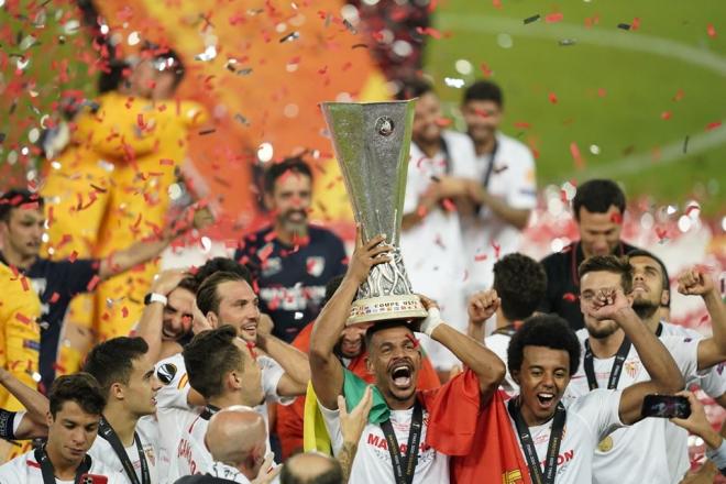 Fernando y los jugadores del Sevilla celebran la Europa League (foto: SFC).