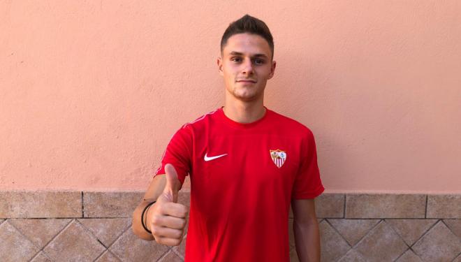 Nacho Quintana, ex del Atlético, con su nueva camiseta (Foto: SFC).