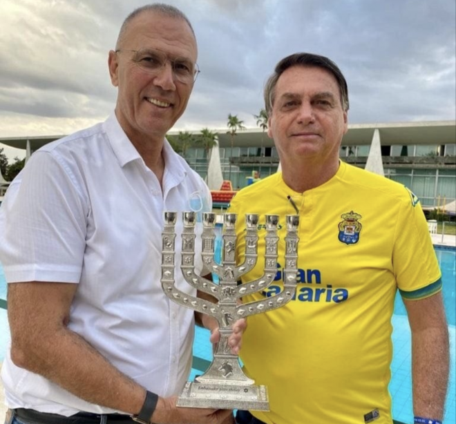 Jair Bolsonaro, presidente de Brasil, con el embajador de Israel en Brasil, Yossi Shelley.