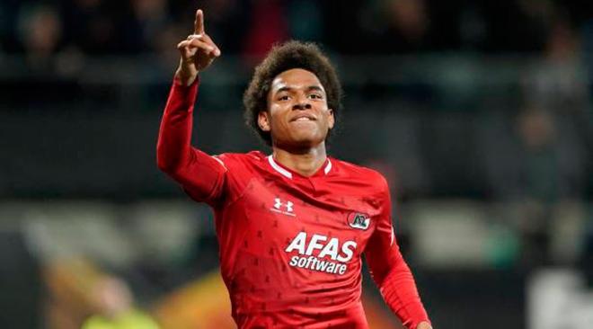 Calvin Stengs celebra un gol con el AZ Alkmaar.