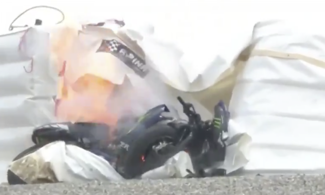 La moto de Maverick Viñales, ardiendo en el GP de Estiria (Foto: Dazn). 