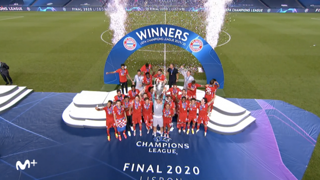 Los jugadores del Bayern en el momento de levantar el título de Champions.