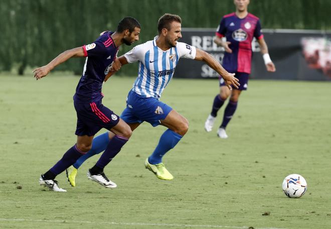 Orlando Sá trata de marcharse en carrera (Foto: Málaga CF).