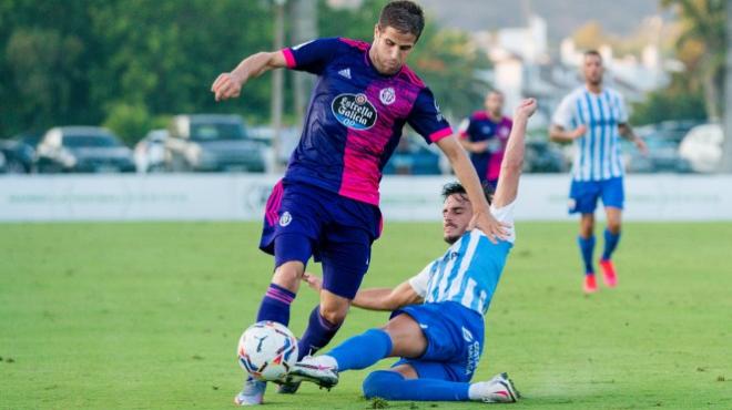 Juankar trata de detener a un rival (Foto: Real Valladolid).