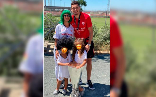 Ocampos, junto a su familia y la copa de la Europa League.
