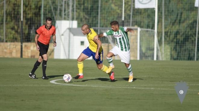 Pombo supera a Joaquín en el partido del sábado (Foto: Cádiz CF).