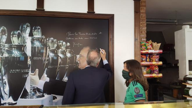 Florentino Pérez en un mesón de Cedeira (Foto: @LidiaBreijo)