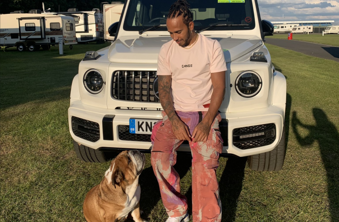 Lewis Hamilton y su perro Roscoe (Foto: Instagram).