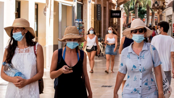 Personas con mascarillas en el casco antiguo de Ciutadella, Menorca (Foto: EFE/ David Arquimbau).