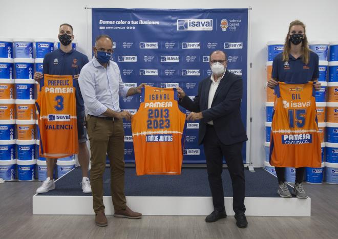 Presentación Klemen Prepelic y Laura Gil (Foto: Valencia Basket)