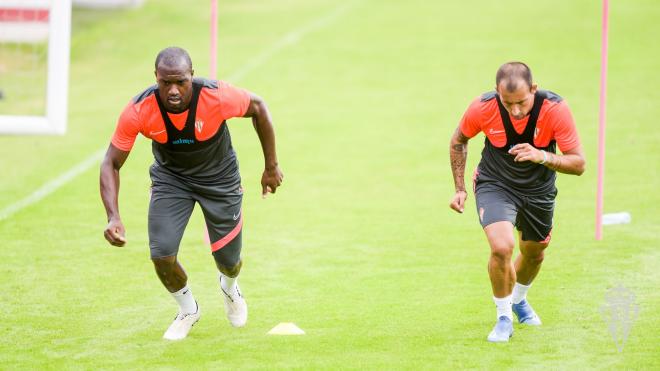 Jean-Sylvain Babin y Aitor García, en un entrenamiento del Sporting (Foto: Sporting).