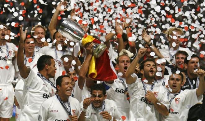 El Sevilla celebra la Supercopa de Europa lograda en 2006.
