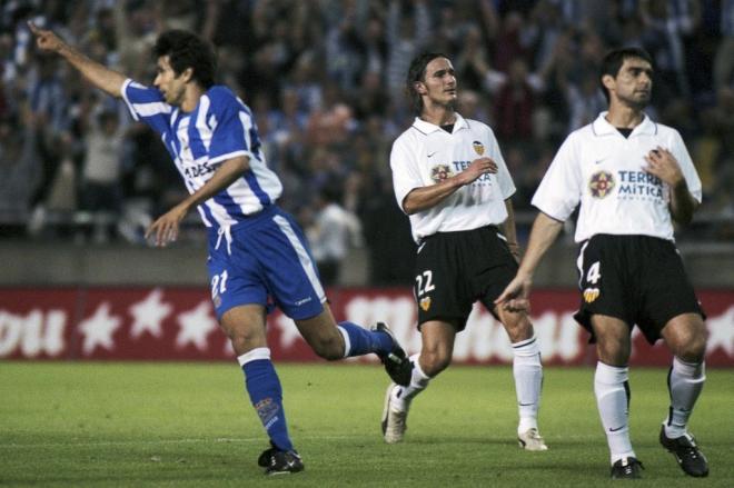 Valerón en el partido de vuelta de la Supercopa de 2002 en Mestalla.