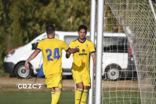 Marcos Mauro anota un gol en el partido de pretemporada entre el Cádiz y el Málaga (Foto: CCF)