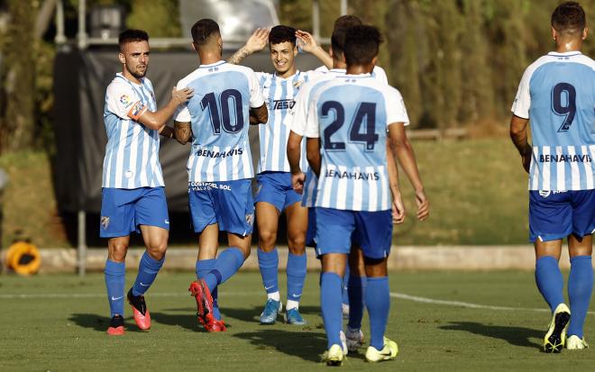 Tete y Hoyos celebran el primer gol blanquiazul (Foto: Málaga CF).