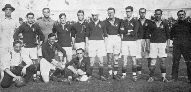 El once inicial de la selección española en su primer partido, en Amberes 1920.