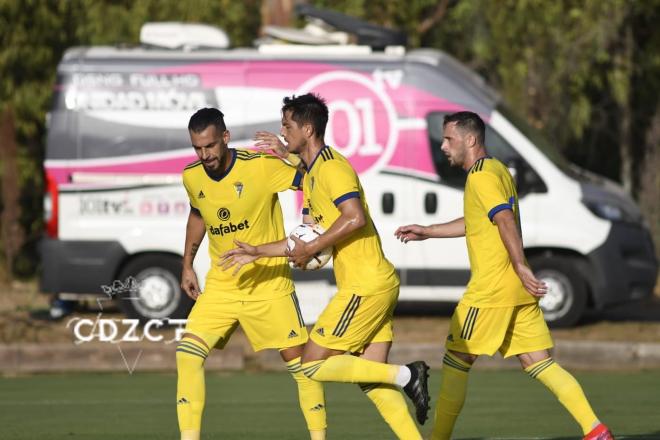 Negredo felicita a Marcos Mauro por su gol (Foto: Cádiz CF).