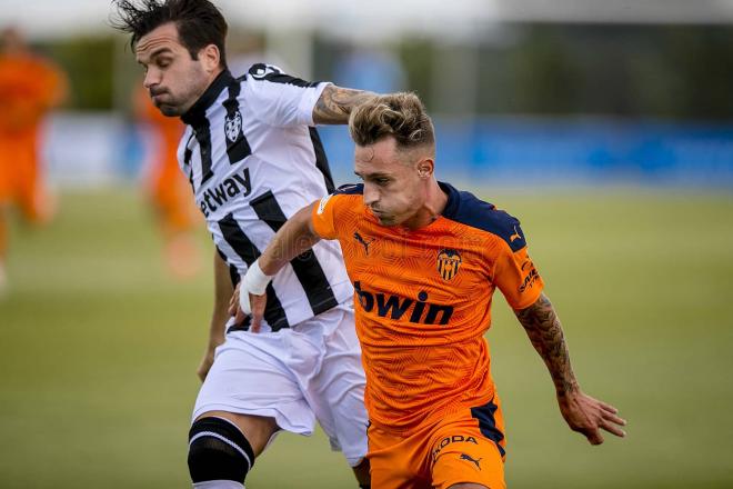 Álex Blanco pelea un balón.