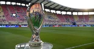 El trofeo de la Supercopa de Europa.