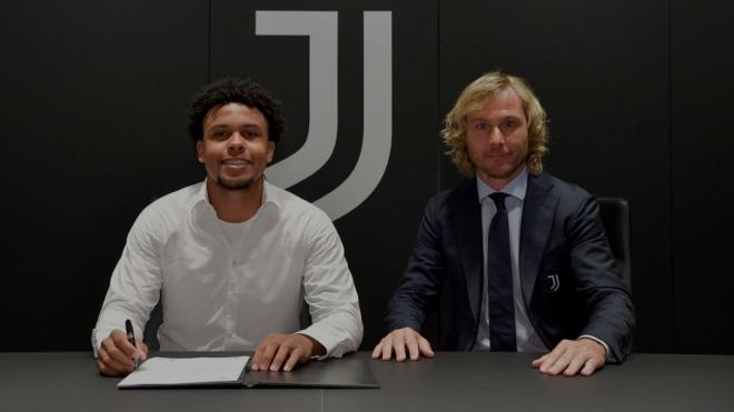 Weston McKennie firma su contrato con la Juventus junto a Pavel Nedved.
